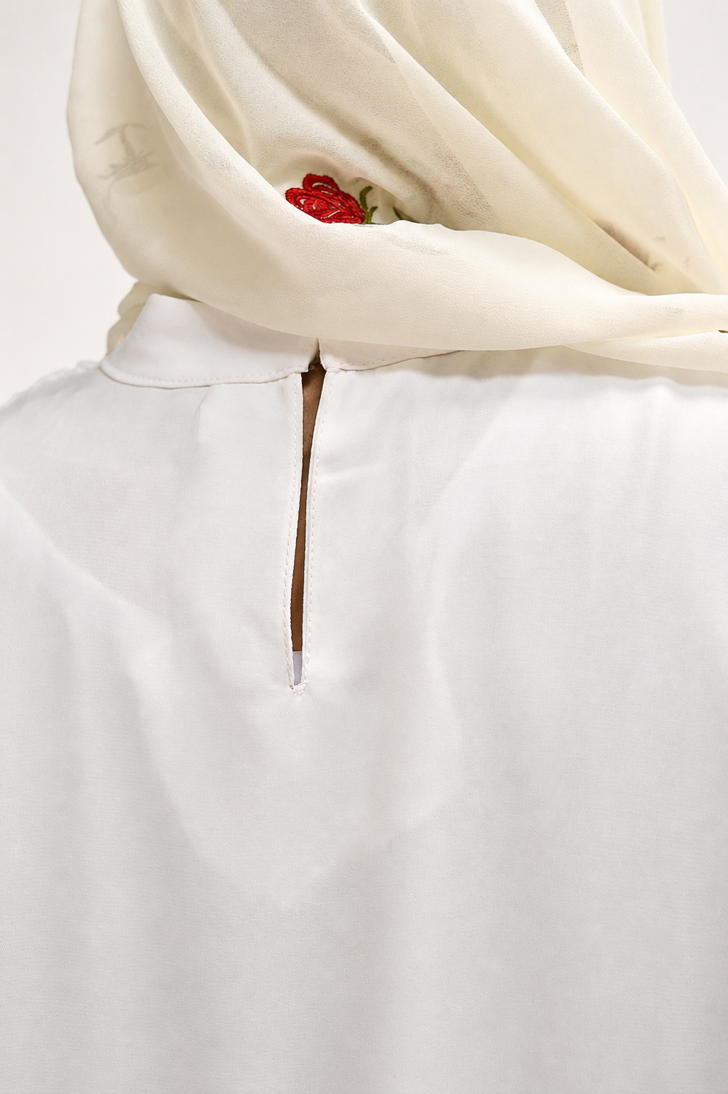 Rose d'Amour Abaya in White