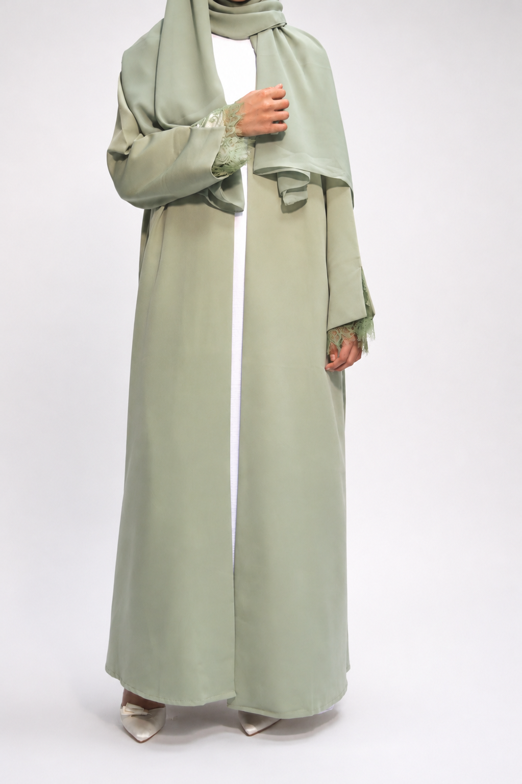 L'abaya en dentelle Layali vert pistache avec hijab et sous-robe blanche