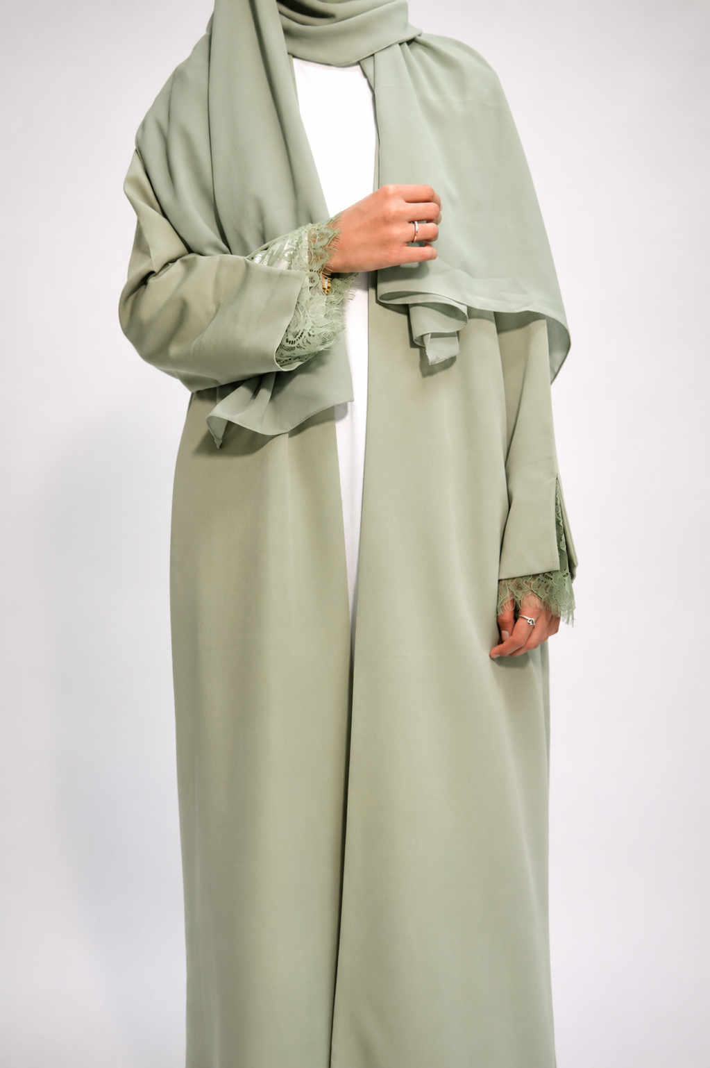 L'abaya en dentelle Layali vert pistache avec hijab et sous-robe blanche