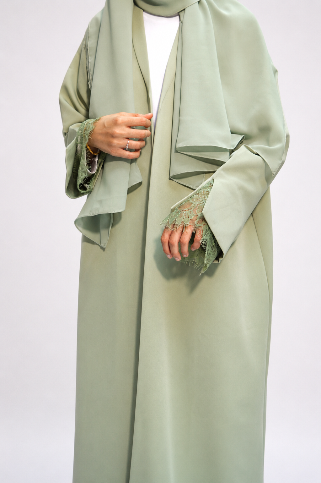 L'abaya en dentelle Layali vert pistache avec hijab et sous-robe blanche
