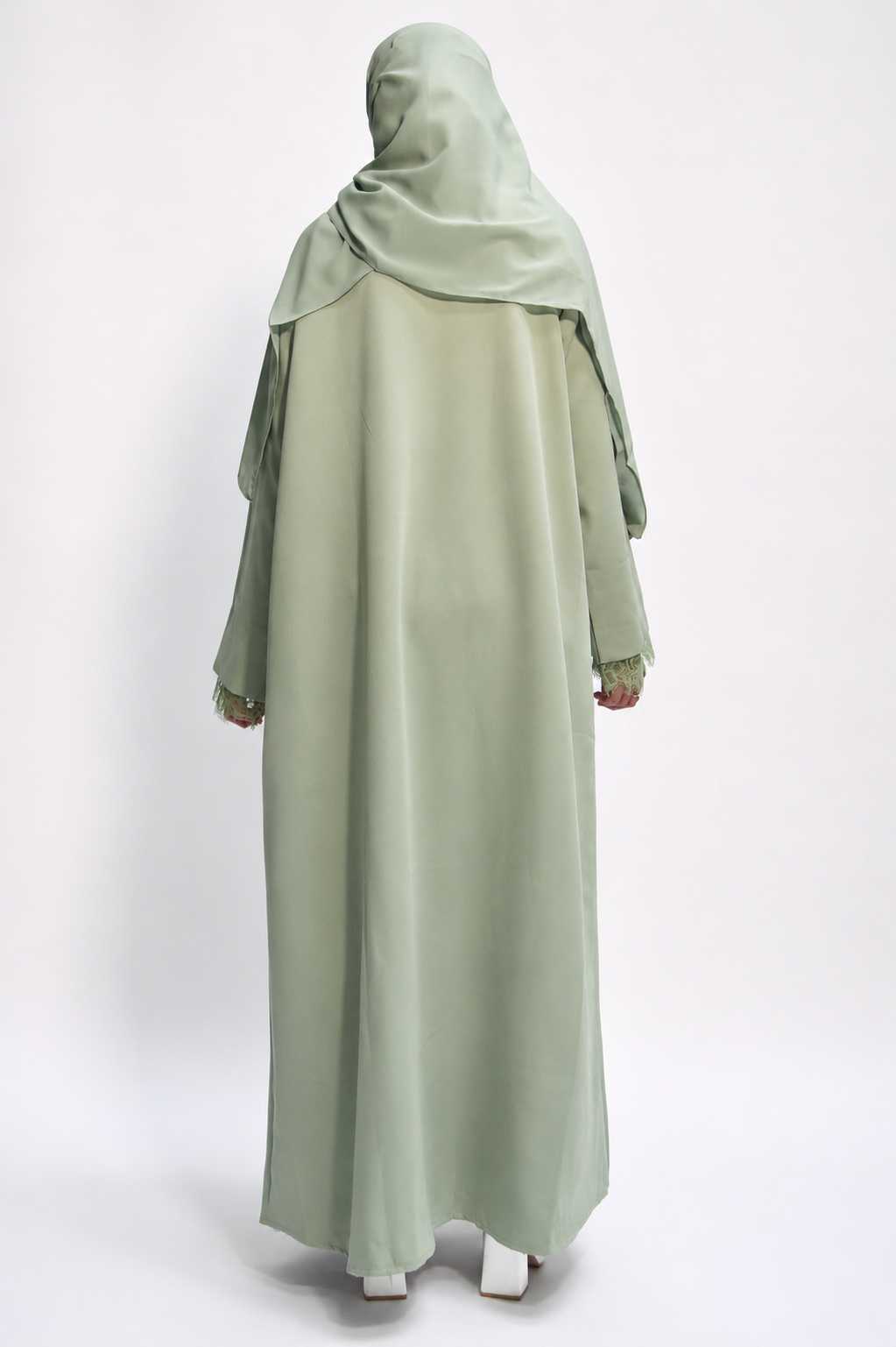 L'abaya en dentelle Layali vert pistache avec hijab et sous-robe blanche