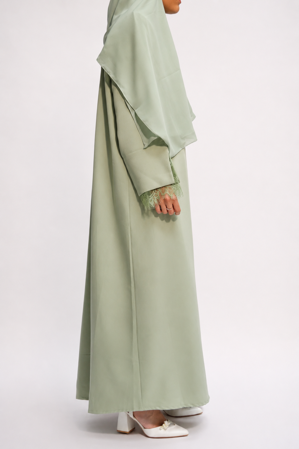 L'abaya en dentelle Layali vert pistache avec hijab et sous-robe blanche