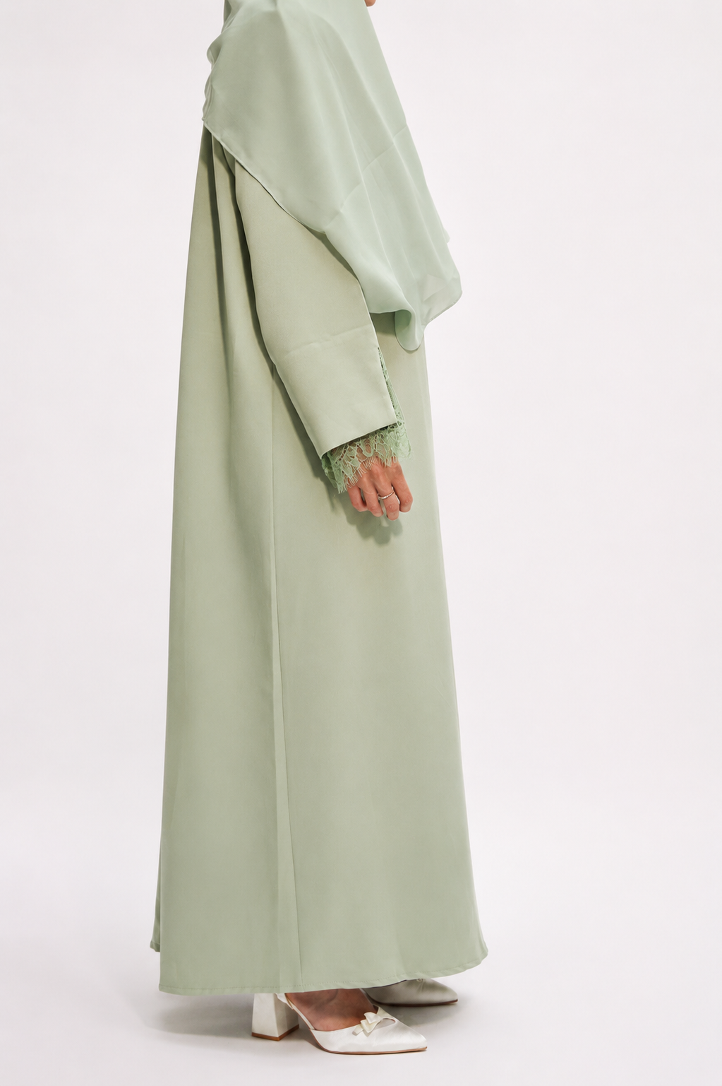 L'abaya en dentelle Layali vert pistache avec hijab et sous-robe blanche
