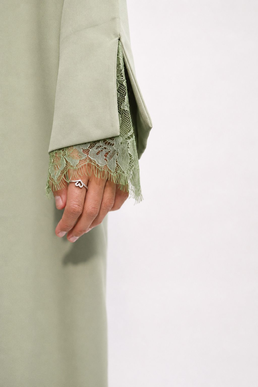 L'abaya en dentelle Layali vert pistache avec hijab et sous-robe blanche