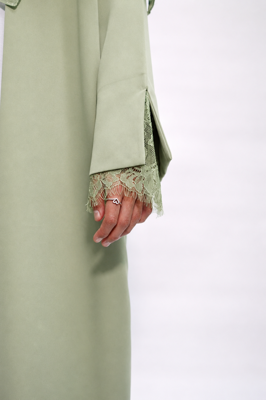 L'abaya en dentelle Layali vert pistache avec hijab et sous-robe blanche