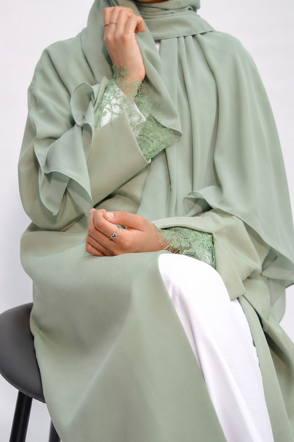 L'abaya en dentelle Layali vert pistache avec hijab et sous-robe blanche