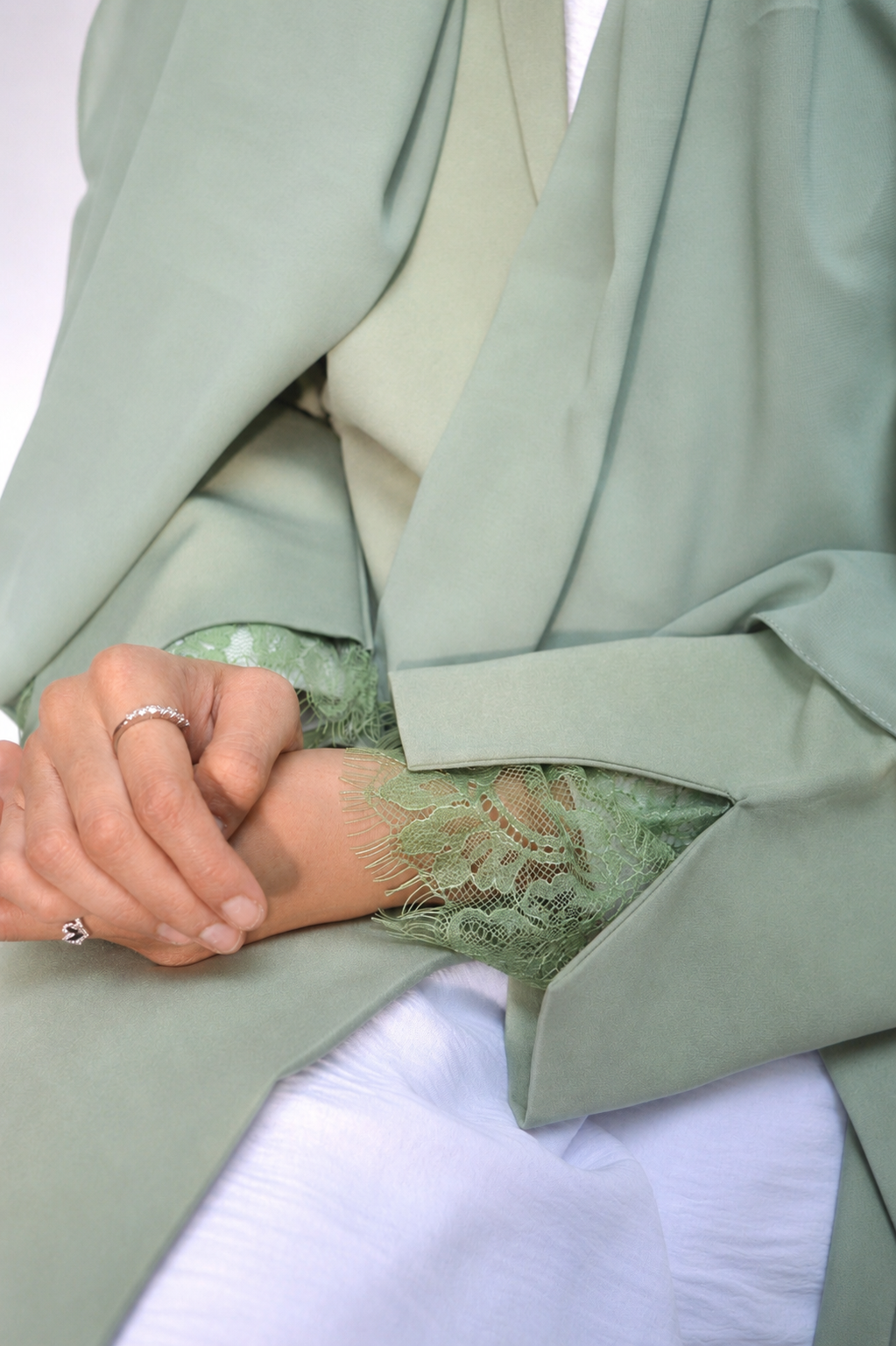 L'abaya en dentelle Layali vert pistache avec hijab et sous-robe blanche