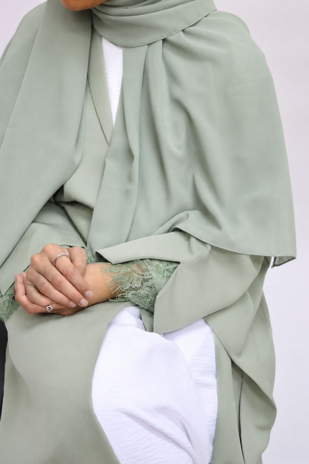 L'abaya en dentelle Layali vert pistache avec hijab et sous-robe blanche